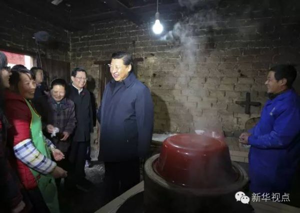 2016年2月2日,习近平在江西省井冈山市茅坪乡神山村的张成德家看望慰问。新华社记者 兰红光 摄